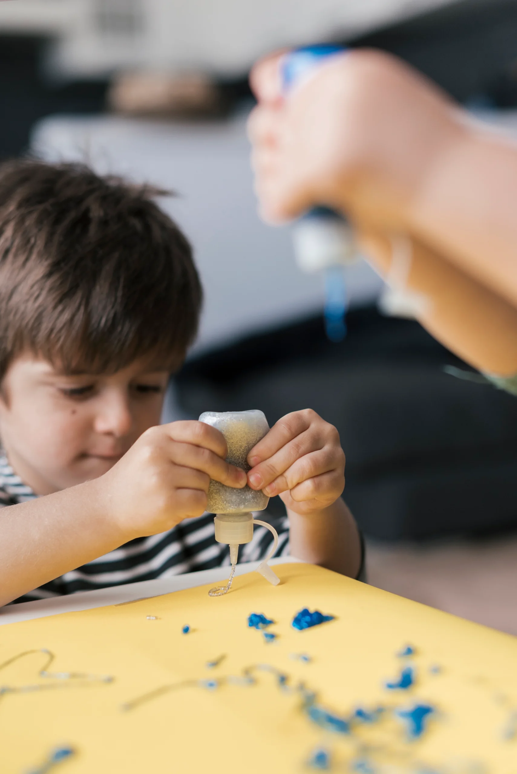 little-child-painting-like-artist