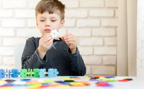 medium-shot-child-being-creative (1)