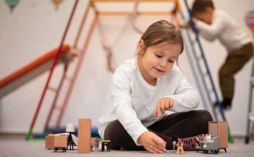 silbiling-playing-together-their-room