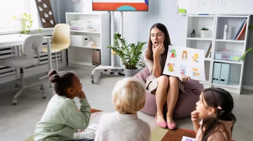 young-woman-doing-speech-therapy-with-kids_23-2149110277